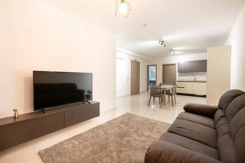 Charming 2BR w/Maltese Balcony Off the Promenade - Image 1