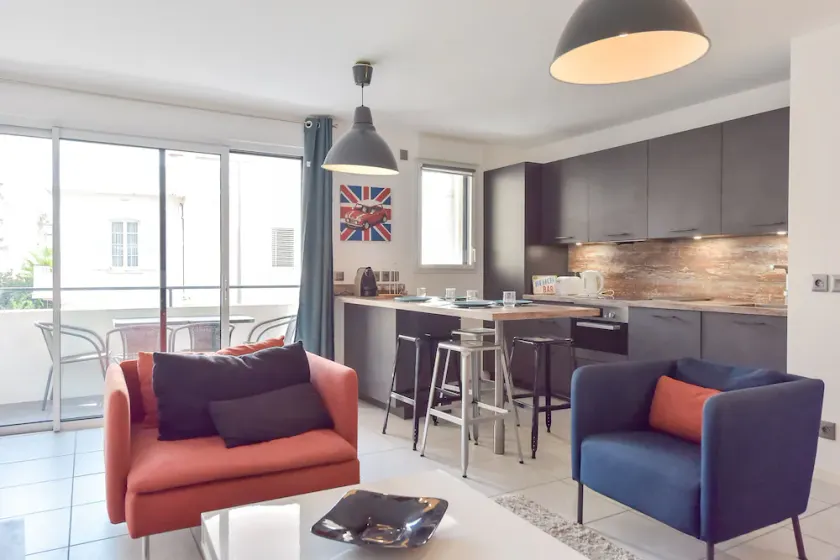 Moderne Wohnung mit Schwimmbad - Image 1