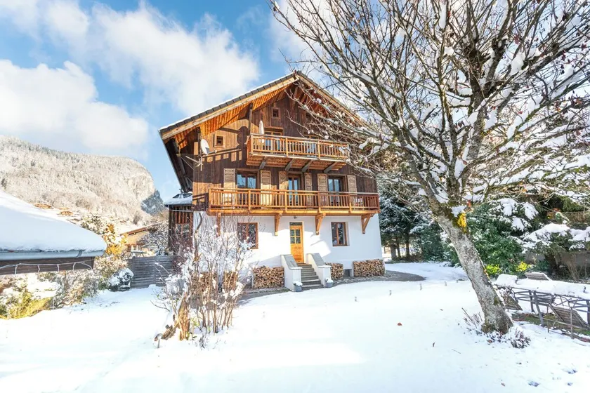 Chalet indépendant, à 350 m du centre de Samoëns, 5 chambres, spa, billard - Image 1