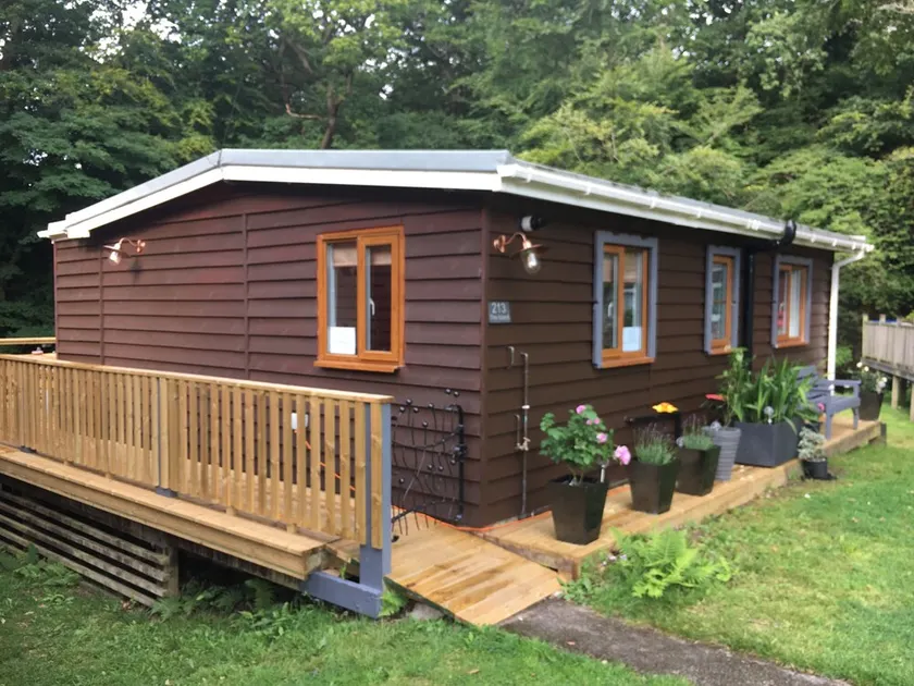 Scarlett Lodge luksus 3 soveværelser Riverside Cabin tæt på Snowdonia & Caernarfon - Image 1