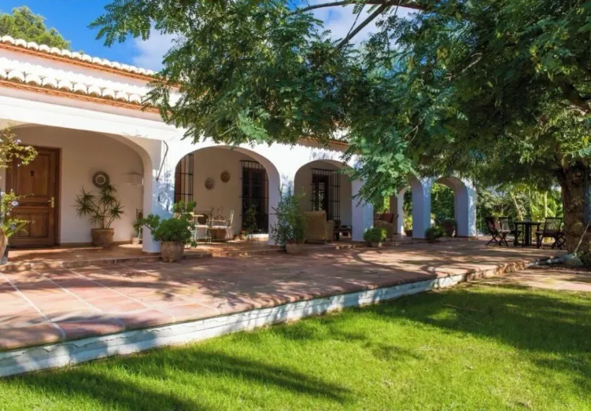 Spacious villa with pool and large garden near beach and restaurants - Image 1