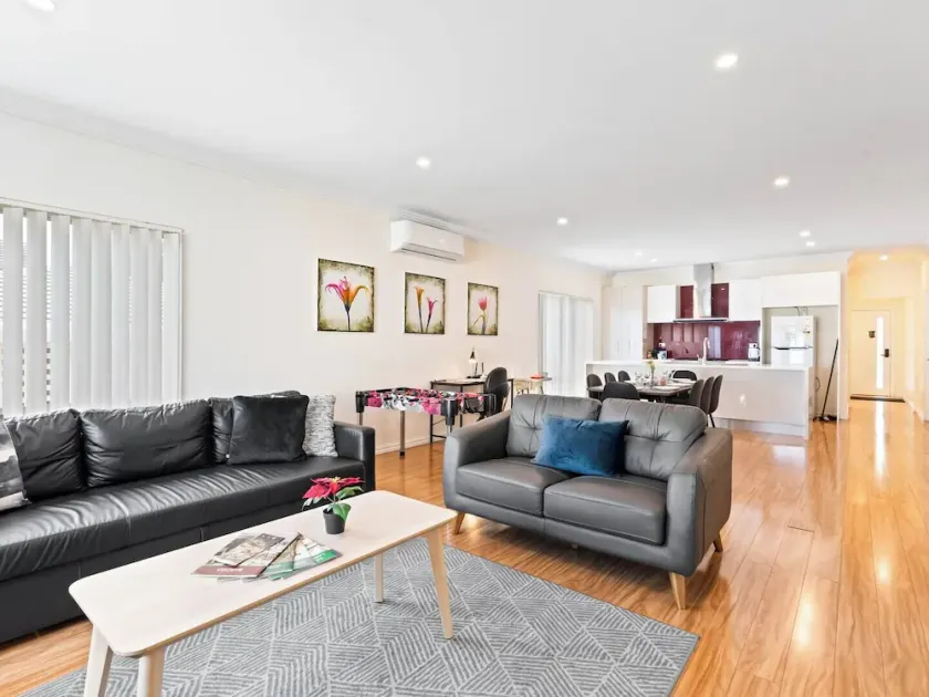 Looking for a spacious home your family or staff will love? This is it! Free, easy parking and simple, straight forward, keyless check in! Linen hire and air-conditioning (heating & cooling) included! - Image 1