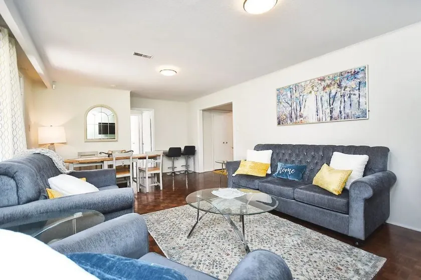 Cheerful 2 bedroom home close to York mills Subway, Free parking - Image 1