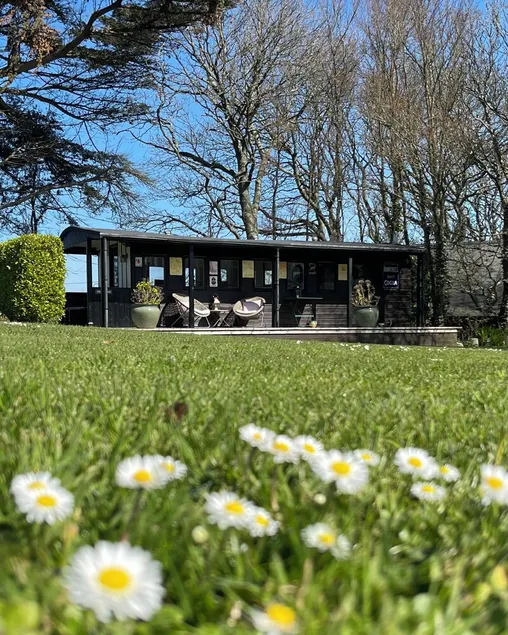 Romantic Vintage Carriage in 2 acres!❤️Idyllic location, 5 min walk beach & pub! - Image 1