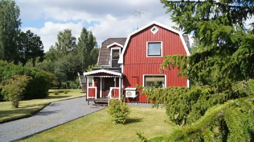Cozy holiday home with a 2500 square meter garden right on the lake - Image 1