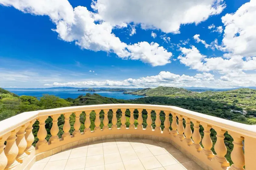 Bella Vista – Casa Q • 2 BR Penthouse Retreat • Rooftop Terrace & Ocean Views • 5 Guests - Image 1