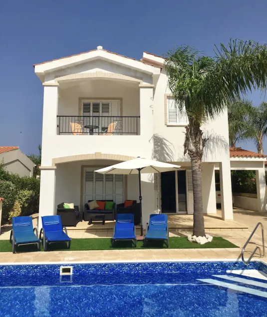 Villa de lujo en urbanización cerrada exclusiva, a 2 minutos a pie de la playa de Coralia. - Image 1