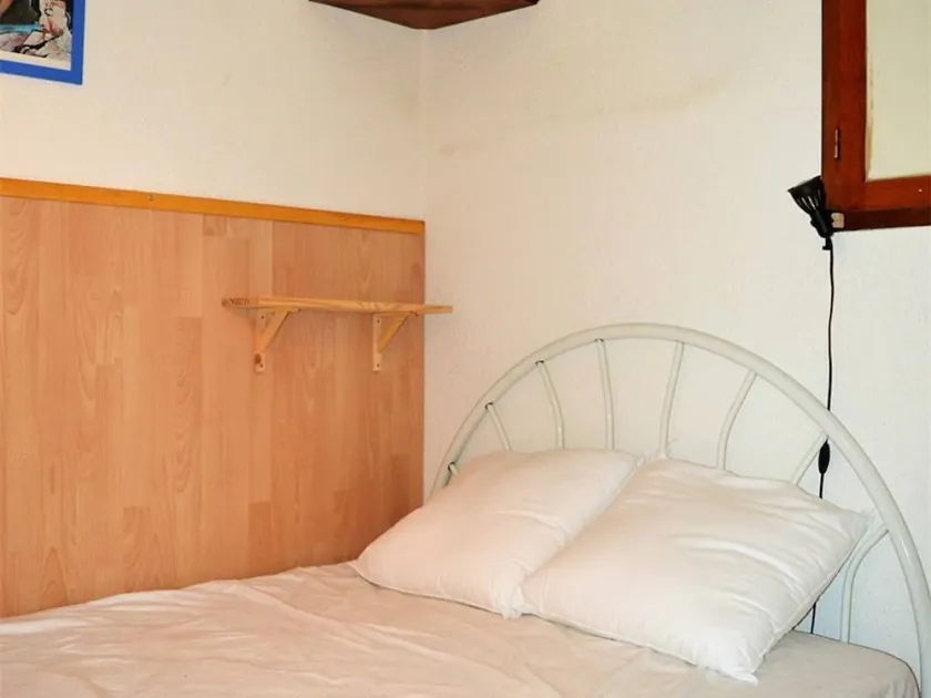 Quiet apartment in station center with parking - Image 1