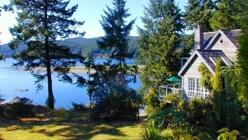 Romantic Luxury Oceanfront Cottage - Image 1
