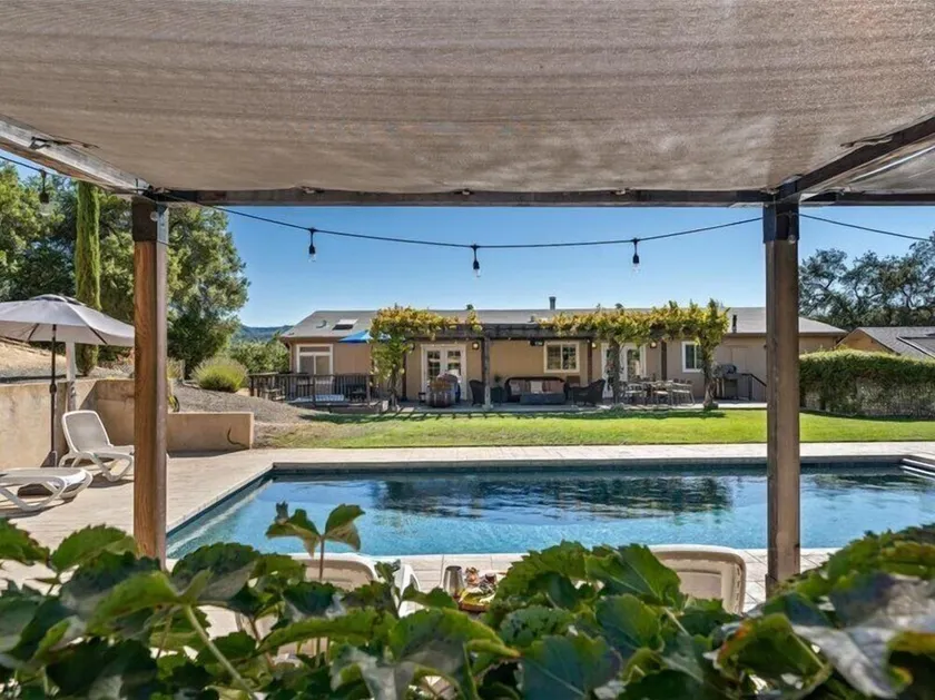 4Br / 3Ba Hillside Alexander Valley Home With Inground Pool - Image 1