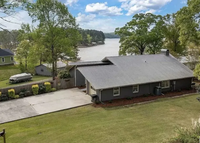 Unique find on Logan Martin! Cozy, spacious and family friendly. - Image 1