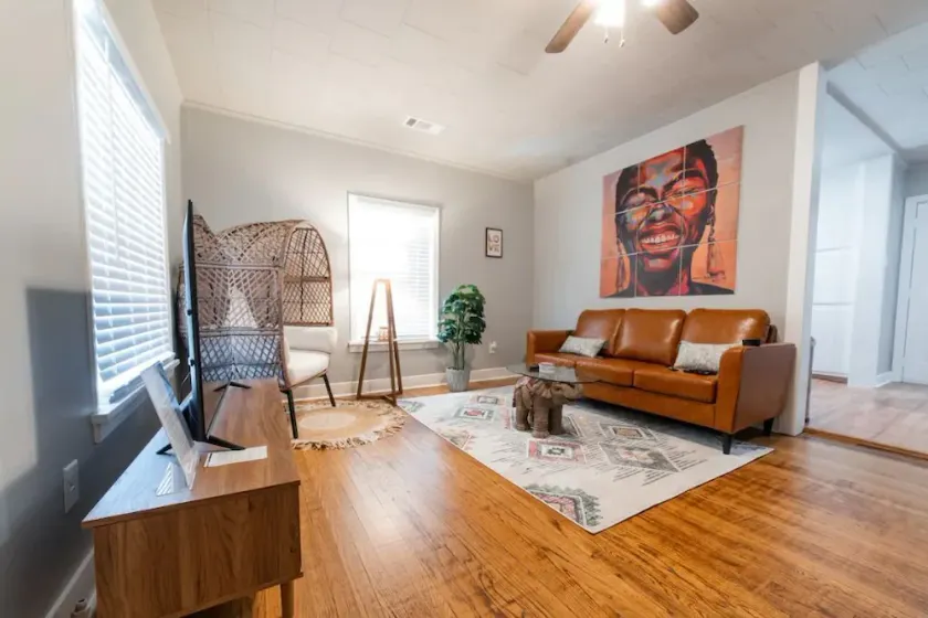 Cheerful Boho Stay - Minutes From Hospital - Image 1