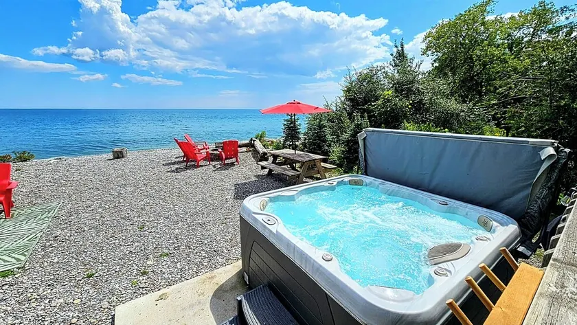  Experience Blissful Lakeside Living: Retreat with Stunning Views, Beach Access - Image 1