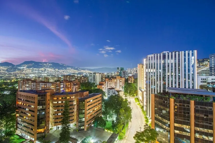 300 Mbps WIFI+ 10min Lleras Park+ 24-7doorman +AC - Image 1