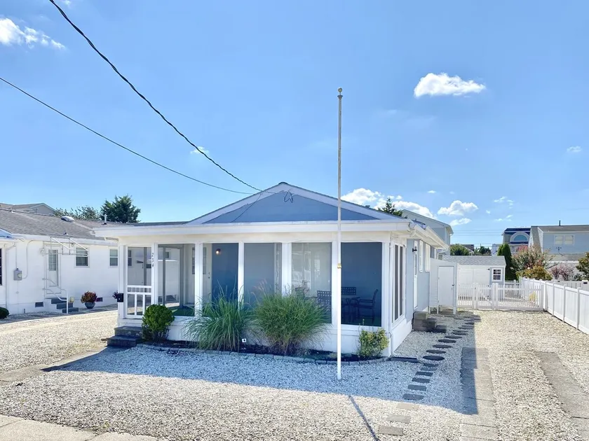Casa de Praia Bonita a uma Curta Distância da Praia e Shopping, Alpendre - Image 1