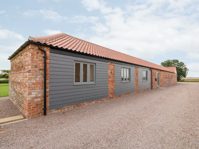 THE STABLES, pet friendly, character holiday cottage in Old Leake - Image 1