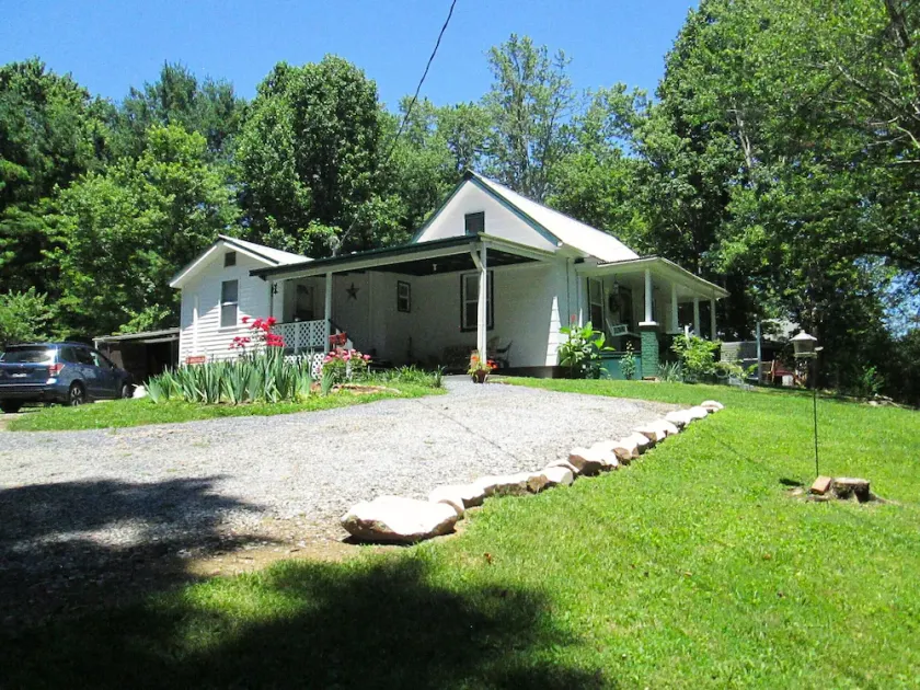 Country Farmhouse, Visit Family, Bristol Casino, Rhythm & Roots concert, Hiking - Image 1
