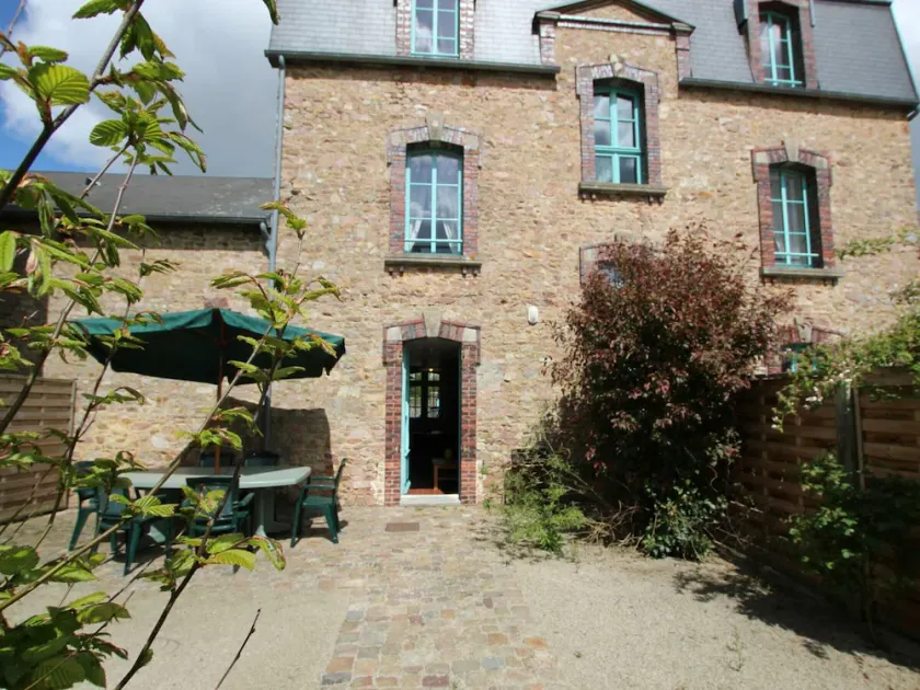 Terraced house in Cotentin heart with garden, pets accepted - Image 1