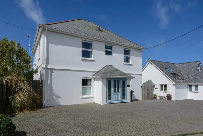 Large detached, modern family house near the beach at Trevone - Image 1