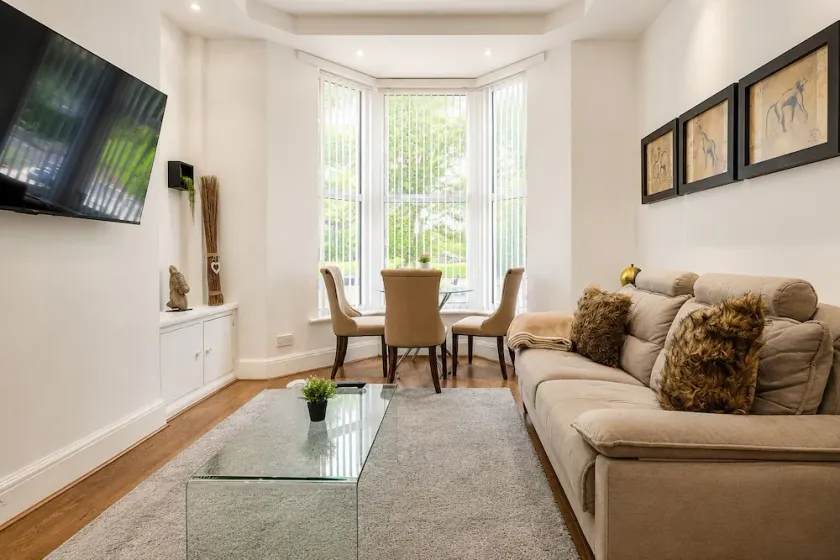 Botanic Gardens Oasis: Urban Convenience & Comfort - Image 1