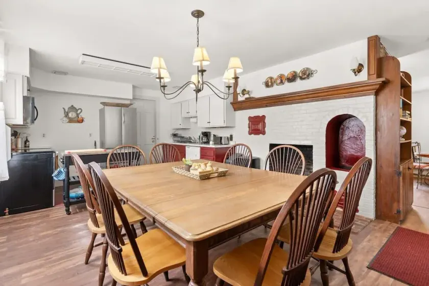 Federal on Exeter Circa 1805 Sleeps 8 - Image 1