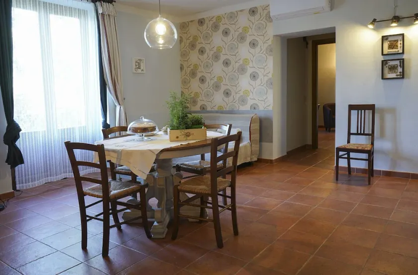 Il Pino, quiet apartment with delightful view over the garden and swimming pool - Image 1