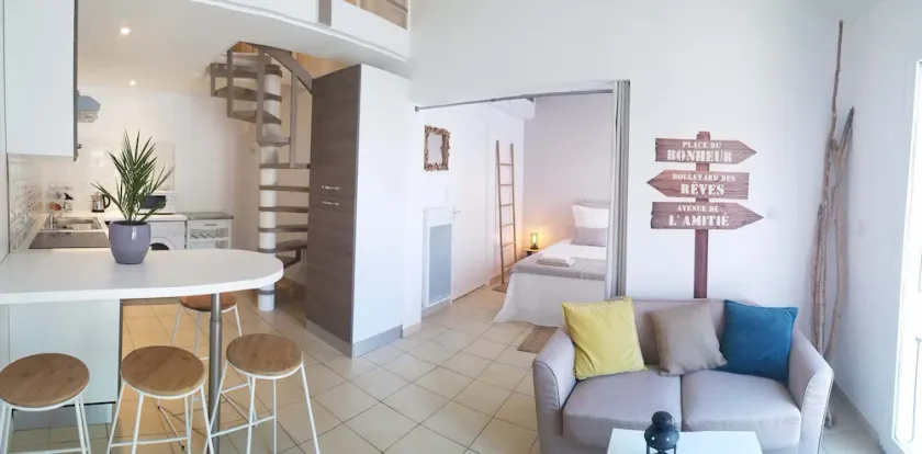 STUDIO in the middle of the vineyards facing the Ventoux - for 2 adults and 2 children. - Image 1