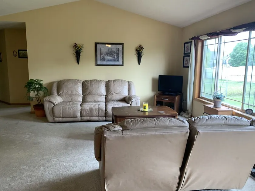Large house close to grocery stores and schools - Image 1
