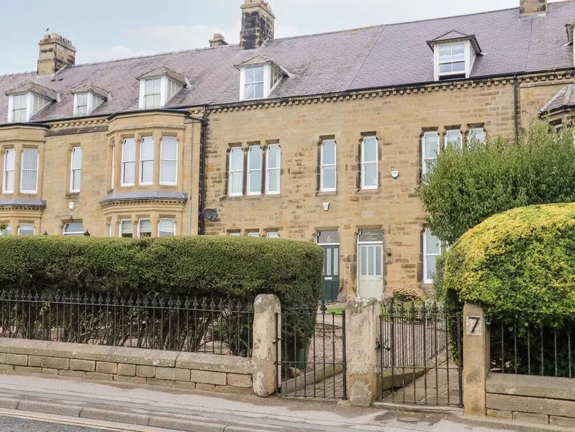 HEANOR HOUSE, character holiday cottage, with a garden in Leyburn - Image 1