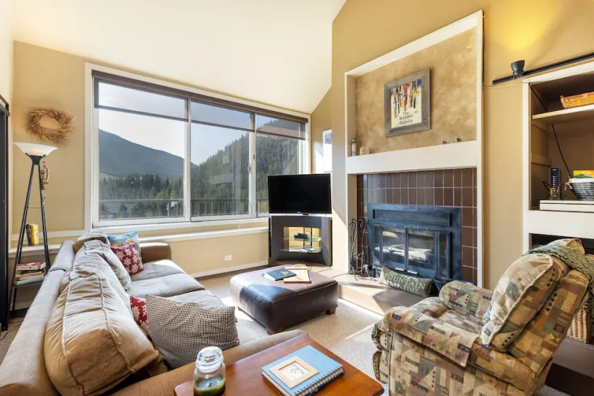 Beautiful Condo in the Pines, Mountain Views, Shared Pool & Hot Tub - Image 1