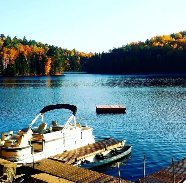 Spacious open concept 3 bedroom cottage on beautiful Baptiste Lake - Image 1