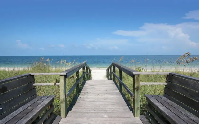 Beautiful gated condo with private beach access. - Image 1