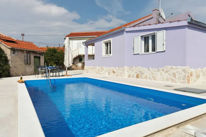 Hidden Villa **** With Private Pool In Peaceful Area - Image 1