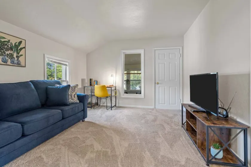Sunny, Furnished  2 Bedroom Upper Apt Near Downtown Green Bay - Image 1