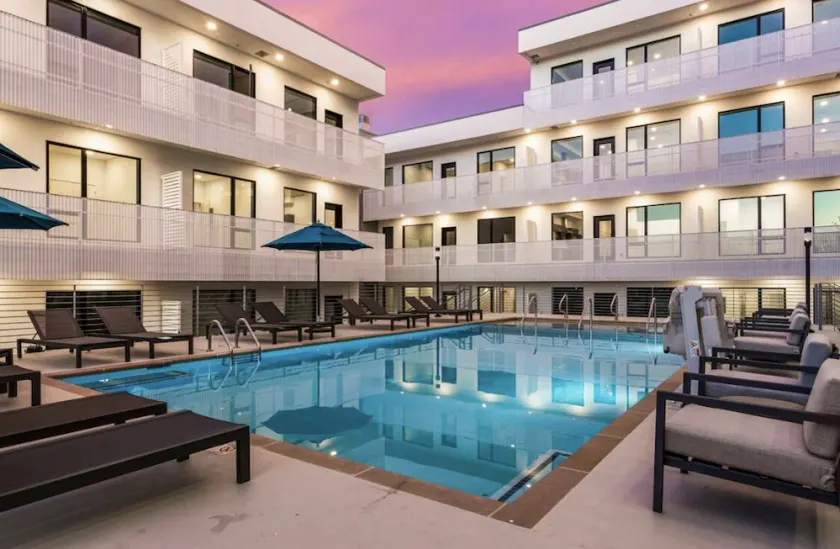 Walk to the Gulch! Heated Pool! Free Parking! Sleeps 6! Walk to Murals! - Image 1