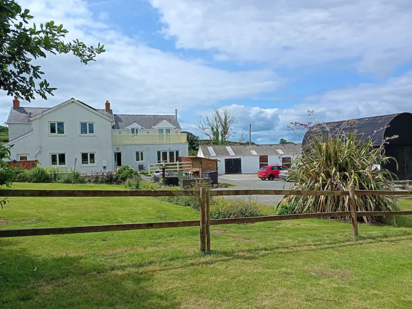 Moderne bondgård alle en dragt nr Pembrokeshire & Carmarthen, Hot tub, egen paddock - Image 1