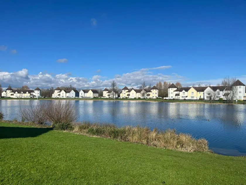 Charming Lake House nature retreat in Cotswold Water Park, South Cerney near Cirencester - Image 1