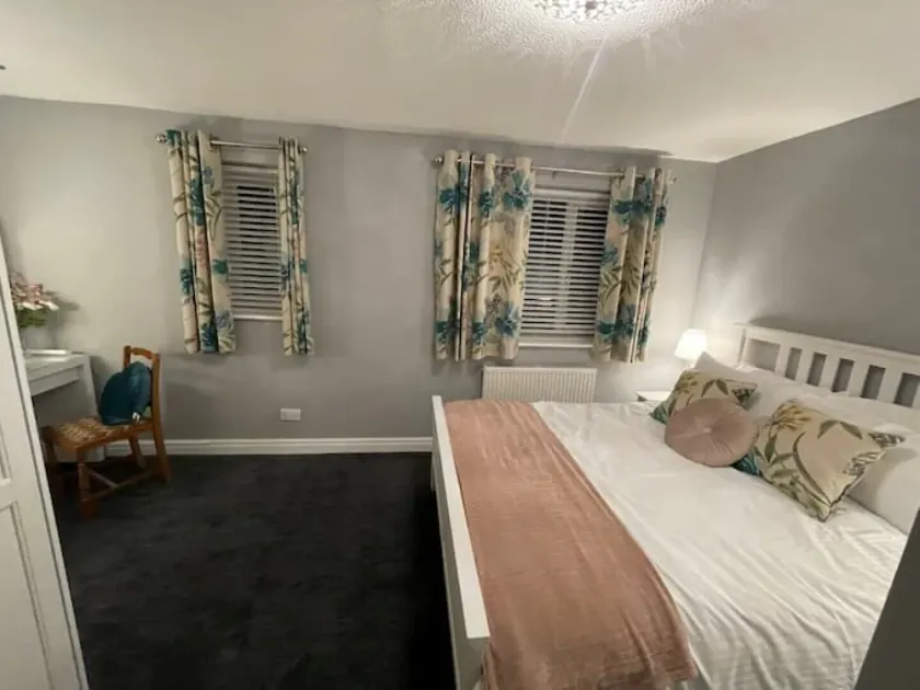 Tranquil 3 bedroom town house with Sky Sports - Image 1