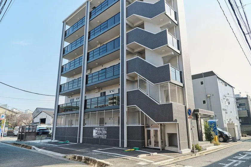 Gekkō Hakata Higashi by Tranova - Image 1