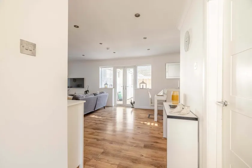 Host & Stay - Meadow Way - Image 1