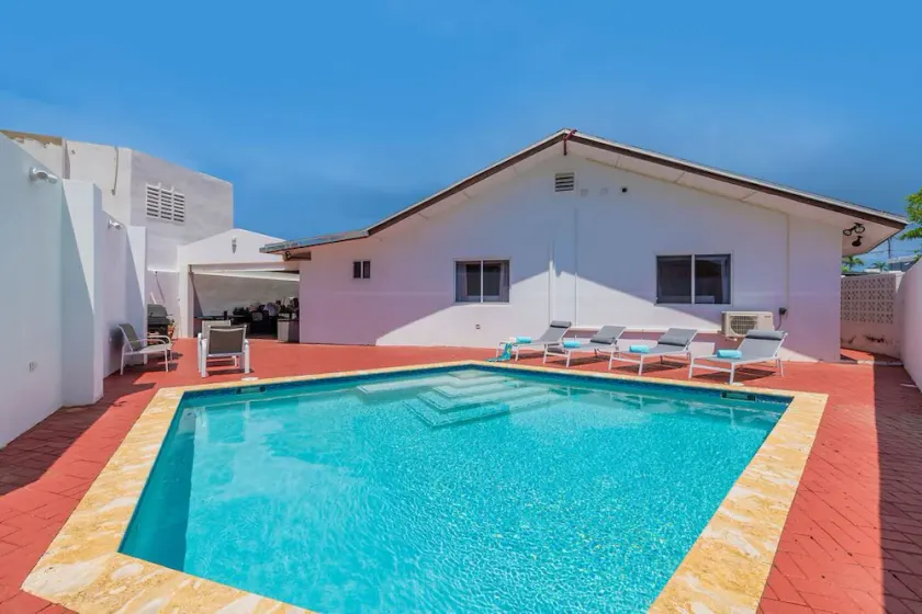 3BR 3BA Pool *DownTown * Short Walk to Beach* - Image 1