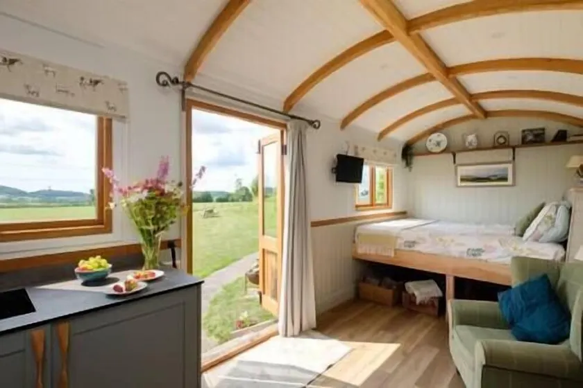 The Acorn - Luxury Shepherds Hut hot tub panoramic views - Image 1