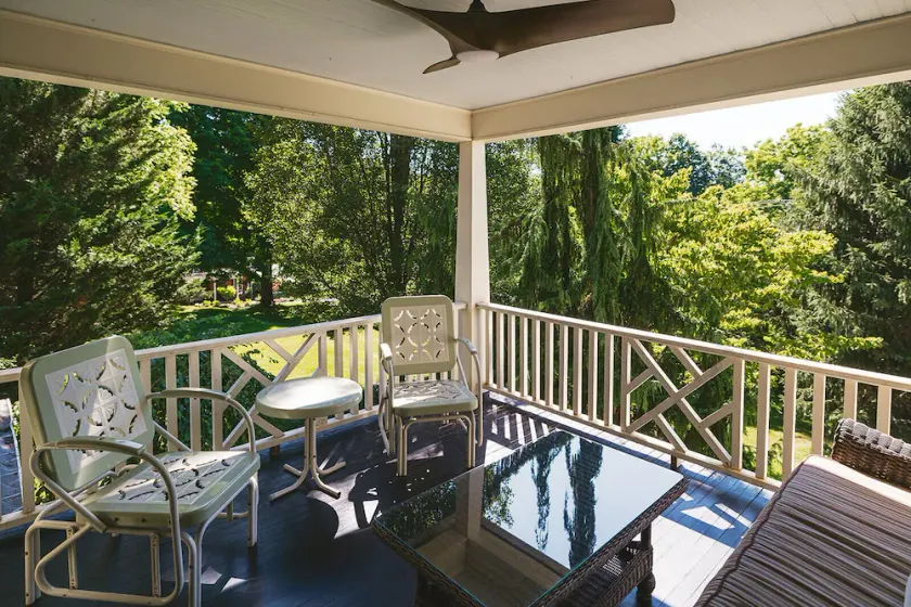 Private Downtown Sunny Retreat w/ Spacious Balcony - Image 1