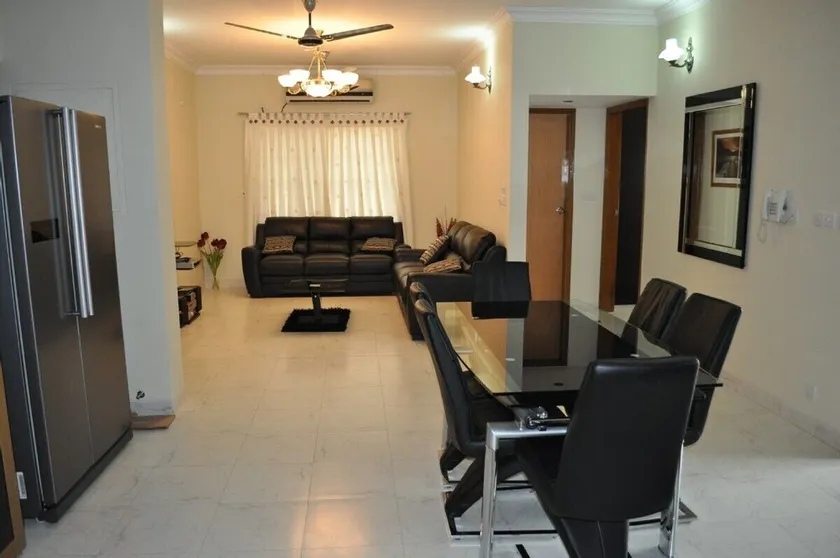 Lake front luxury three bedrooms fully furnished air-conditioned apartment - Image 1