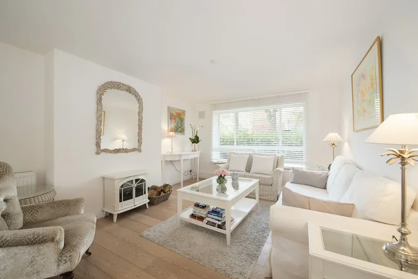 Unique location quiet CLEAN light and spacious ground floor apartment & parking - Image 1