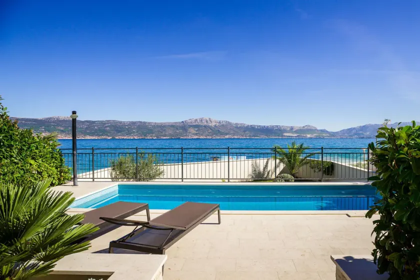 Beachfront Villa Lemonade med Pool III - Image 1