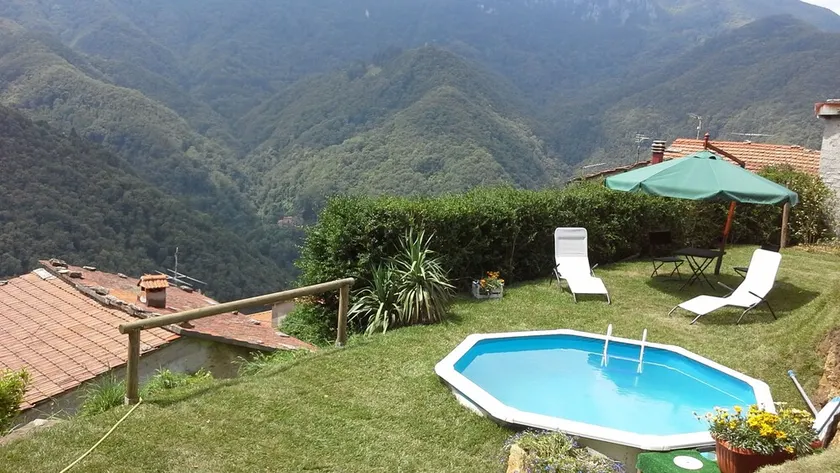 Casa con piscina situata in montagna e vicina al mare. - Image 1