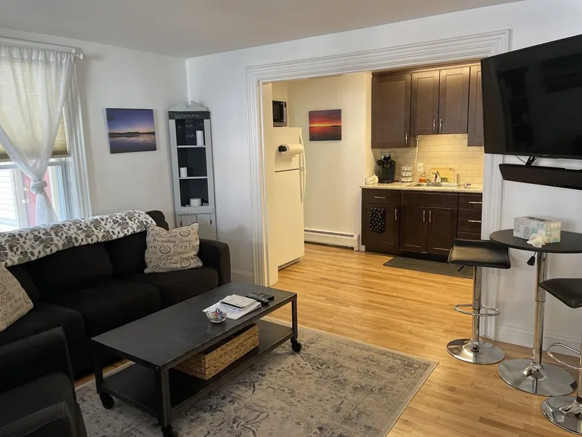 Cozy- 2-Bedroom clean and Quiet- Maple St. Walk anywhere - Image 1