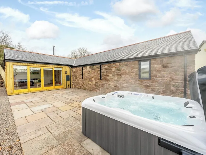 2 bedroom accommodation in Llantilio Pertholey - Image 1
