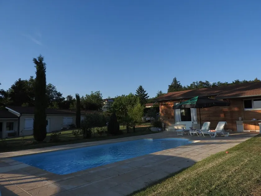 Villa med pool og åben udsigt, beliggende mod Lyon .. - Image 1